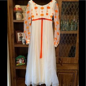 Beautiful Vintage dress with velvet flowers & bow